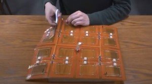 Создано беспроводное зарядное устройство в виде тонкого и гибкого листа, который можно разрезать на части, не нарушая его работоспособность