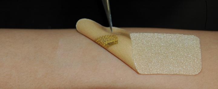 Новый носимый сенсор, имитирующий кожу человека, поможет быстрее заживлять раны