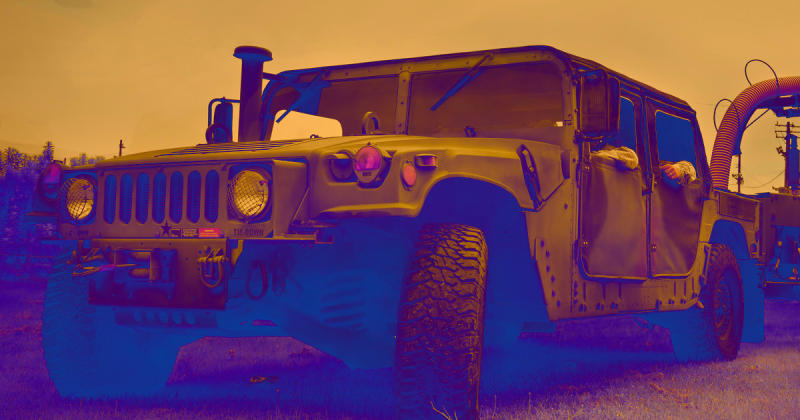 Китайский военный автомобиль выстреливает беспилотники как снаряды Китайский военный автомобиль выстреливает беспилотники как снаряды